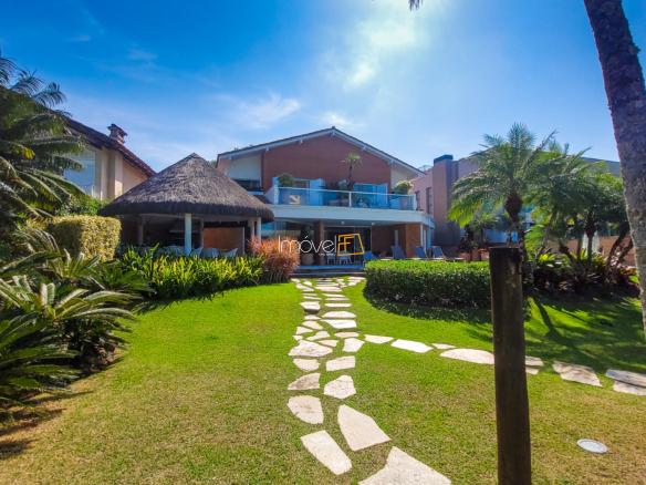 Casa no Condomínio Costa Verde Tabatinga com 6 suítes, na Praia de Tabatinga com 572m²