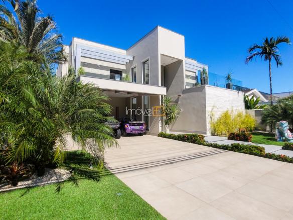 Casa à Venda no Condomínio Costa Verde Tabatinga com 7 suítes, na Praia de Tabatinga com 650m²