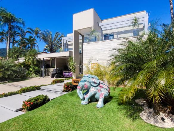 Casa à Venda no Condomínio Costa Verde Tabatinga com 7 suítes, na Praia de Tabatinga com 650m²