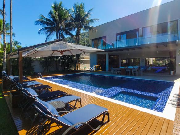 Casa à Venda no Condomínio Costa Verde Tabatinga com 7 suítes, na Praia de Tabatinga com 650m²