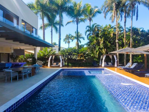 Casa à Venda no Condomínio Costa Verde Tabatinga com 7 suítes, na Praia de Tabatinga com 650m²