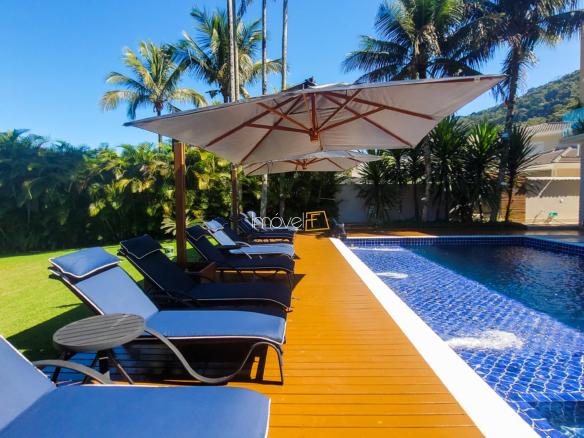 Casa à Venda no Condomínio Costa Verde Tabatinga com 7 suítes, na Praia de Tabatinga com 650m²