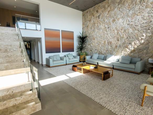 Casa no Condomínio Ponta das Toninhas com 604 m² em Ubatuba