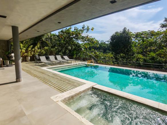 Casa no Condomínio Ponta das Toninhas com 604 m² em Ubatuba