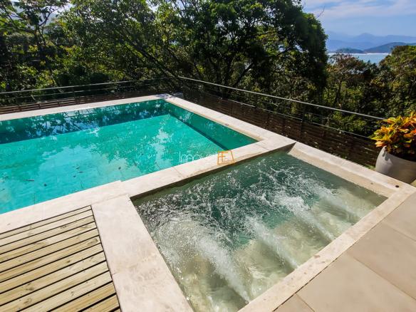 Casa no Condomínio Ponta das Toninhas com 604 m² em Ubatuba