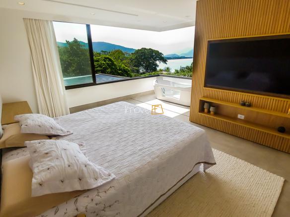 Casa no Condomínio Ponta das Toninhas com 604 m² em Ubatuba