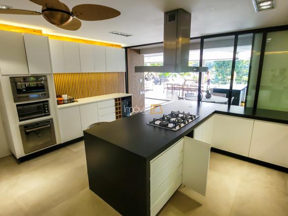 Casa no Condomínio Ponta das Toninhas com 604 m² em Ubatuba