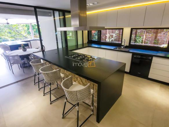 Casa no Condomínio Ponta das Toninhas com 604 m² em Ubatuba