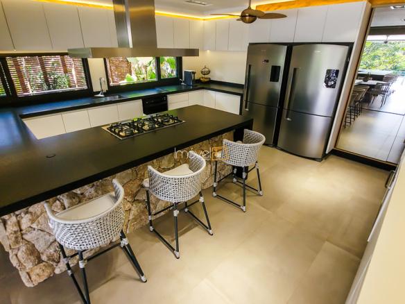 Casa no Condomínio Ponta das Toninhas com 604 m² em Ubatuba