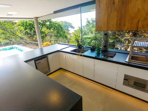 Casa no Condomínio Ponta das Toninhas com 604 m² em Ubatuba