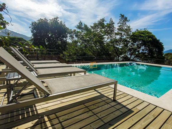 Casa no Condomínio Ponta das Toninhas com 604 m² em Ubatuba