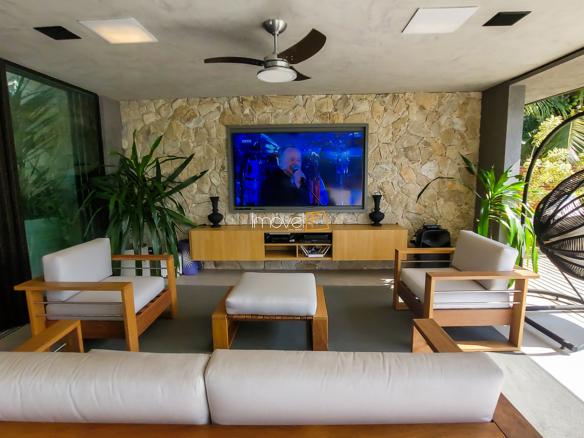 Casa no Condomínio Ponta das Toninhas com 604 m² em Ubatuba