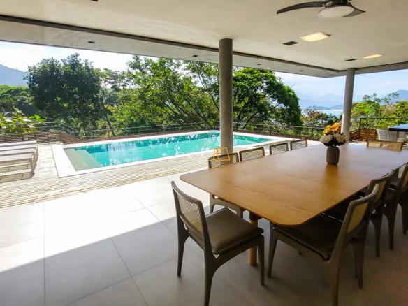 Casa no Condomínio Ponta das Toninhas com 604 m² em Ubatuba