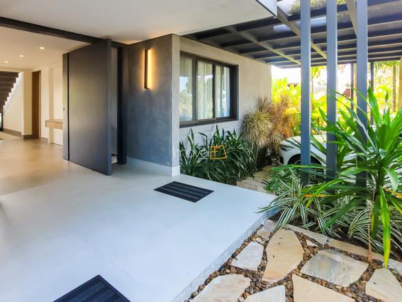 Casa no Condomínio Ponta das Toninhas com 604 m² em Ubatuba