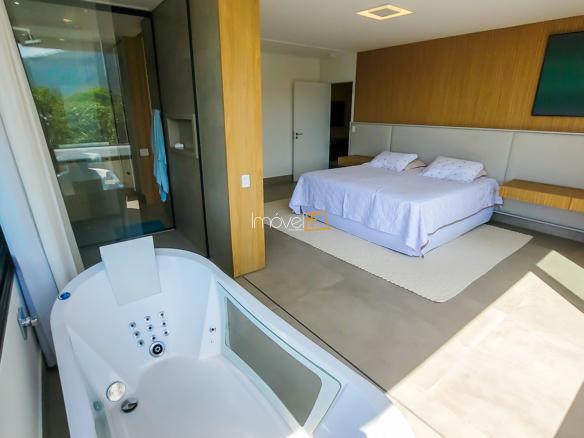 Casa no Condomínio Ponta das Toninhas com 604 m² em Ubatuba
