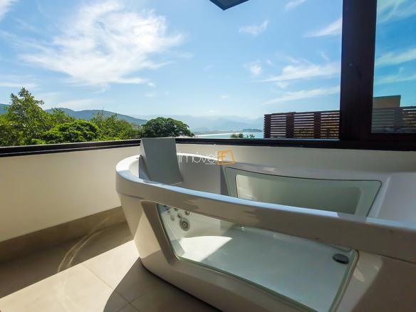 Casa no Condomínio Ponta das Toninhas com 604 m² em Ubatuba