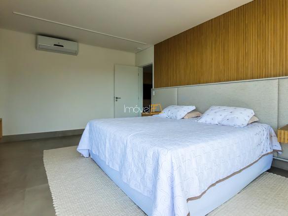 Casa no Condomínio Ponta das Toninhas com 604 m² em Ubatuba