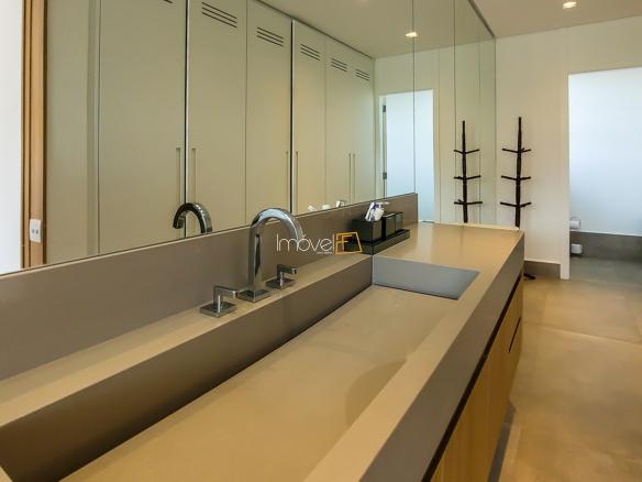 Casa no Condomínio Ponta das Toninhas com 604 m² em Ubatuba