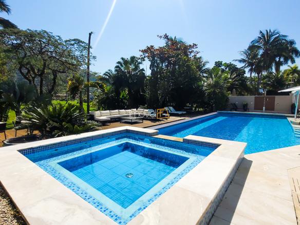 Casa à Venda no Condomínio Costa Verde Tabatinga com 8 suítes e 872 m²