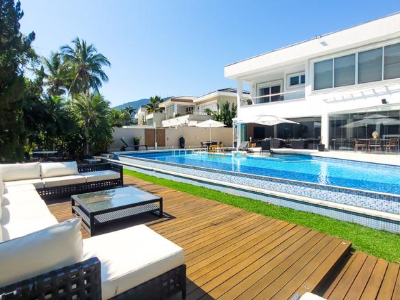 Casa à Venda no Condomínio Costa Verde Tabatinga com 8 suítes e 872 m²