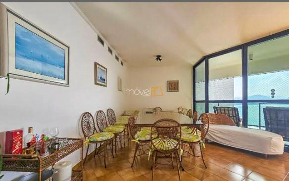 Apartamento na praia das Asturias no Guarujá com 180 m²