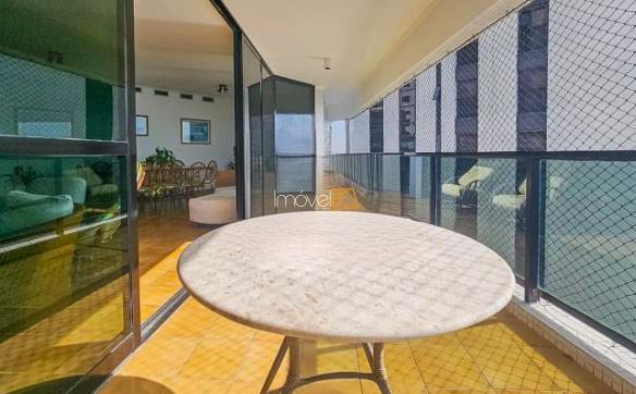 Apartamento na praia das Asturias no Guarujá com 180 m²