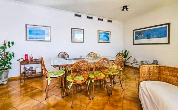 Apartamento na praia das Asturias no Guarujá com 180 m²