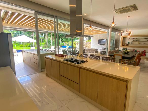 Casa à Venda Condomínio Costa Verde Tabatinga com 7 Suítes e 600m²