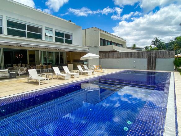 Casa à Venda Condomínio Costa Verde Tabatinga com 7 Suítes e 600m²