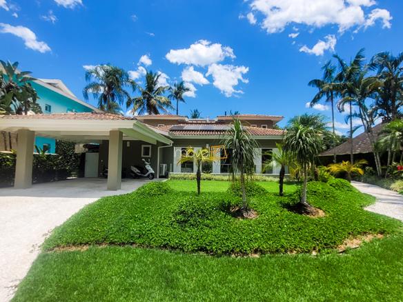 Casa à Venda Condomínio Costa Verde Tabatinga com 6 suítes e 373m²
