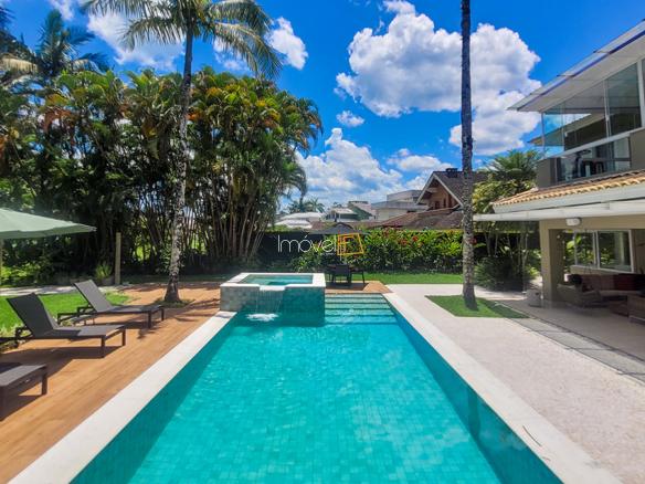 Casa à Venda Condomínio Costa Verde Tabatinga com 6 suítes e 373m²