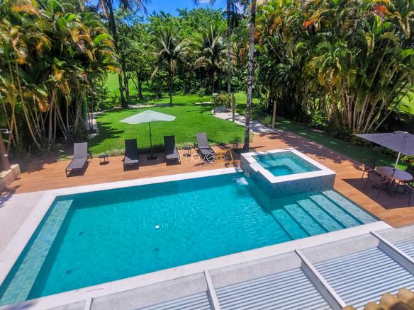 Casa à Venda Condomínio Costa Verde Tabatinga com 6 suítes e 373m²