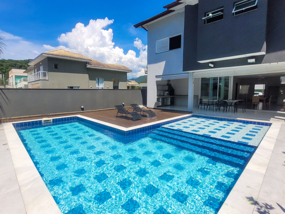 Casa à Venda no Condomínio Costa Nova Residence, em Massaguaçu com 3 suítes e 360m²