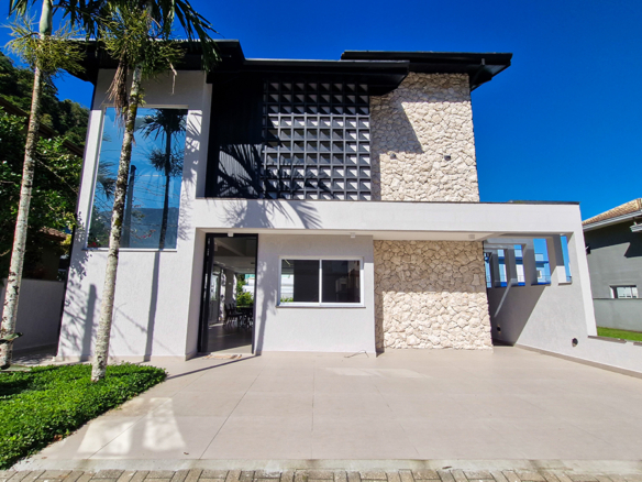 Casa à Venda no Condomínio Costa Nova Residence, em Massaguaçu com 3 suítes e 360m²