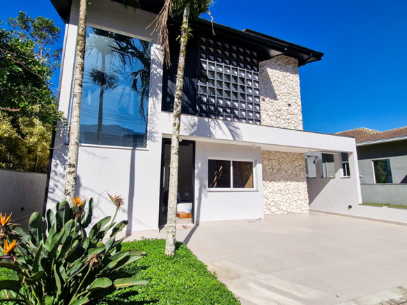Casa à Venda no Condomínio Costa Nova Residence, em Massaguaçu com 3 suítes e 360m²