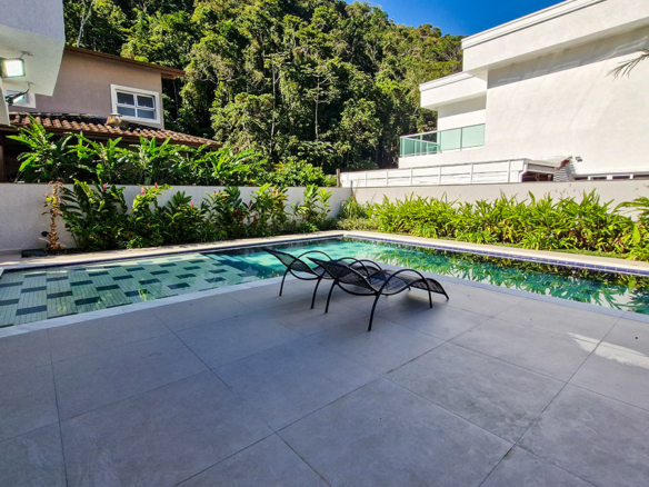 Casa à Venda no Condomínio Costa Nova Residence, em Massaguaçu com 3 suítes e 360m²