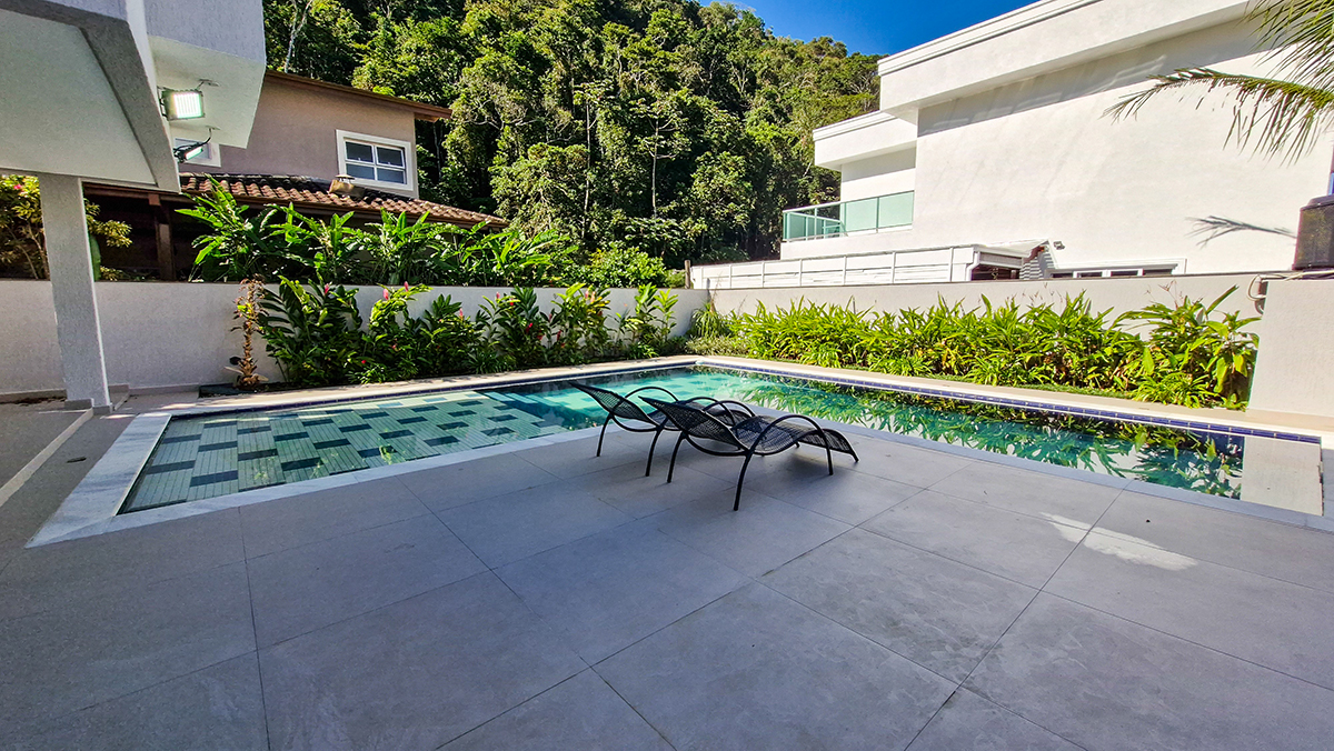 Casa à Venda no Condomínio Costa Nova Residence, em Massaguaçu com 3 suítes e 360m²