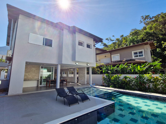 Casa à Venda no Condomínio Costa Nova Residence, em Massaguaçu com 3 suítes e 360m²