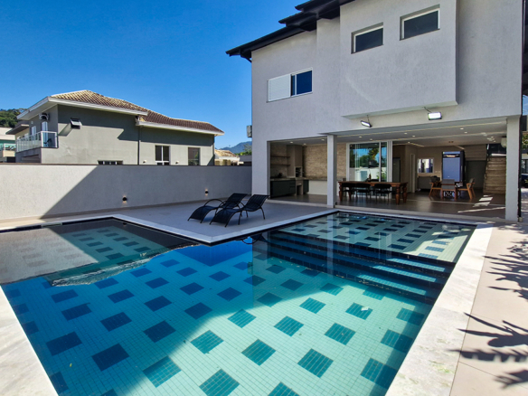 Casa à Venda no Condomínio Costa Nova Residence, em Massaguaçu com 3 suítes e 360m²