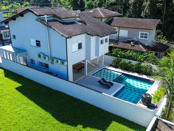 Casa à Venda no Condomínio Costa Nova Residence, em Massaguaçu com 3 suítes e 360m²
