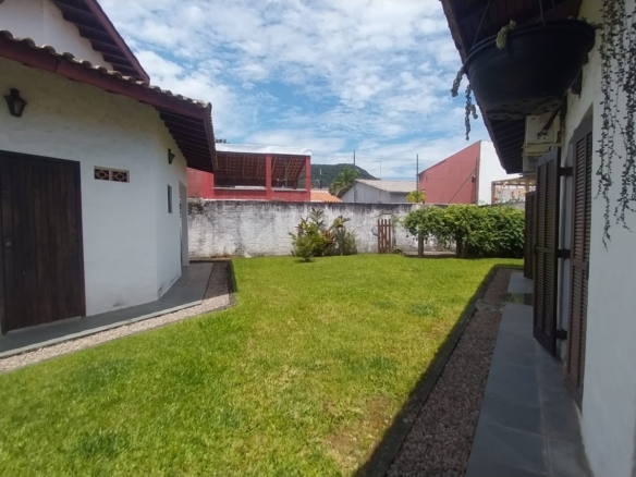 Casa em dois terrenos no Capricornio 2 em Caraguatatuba