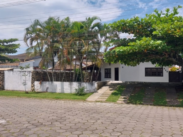 Casa em dois terrenos no Capricornio 2 em Caraguatatuba