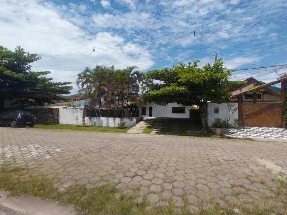 Casa em dois terrenos no Capricornio 2 em Caraguatatuba