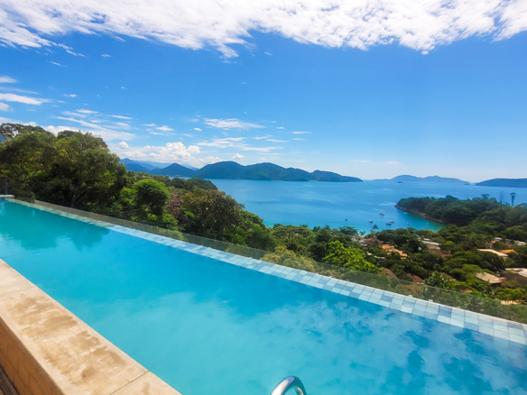 Casa para Venda e Temporada em Ubatuba no condomínio Praia do Pulso com 05 suítes e 580 m²