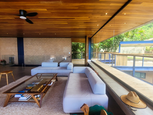 Casa para Venda e Temporada em Ubatuba no condomínio Praia do Pulso com 05 suítes e 580 m²