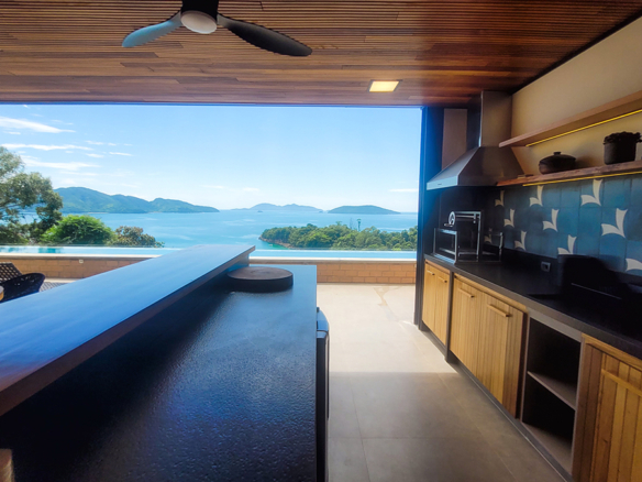 Casa para Venda e Temporada em Ubatuba no condomínio Praia do Pulso com 05 suítes e 580 m²