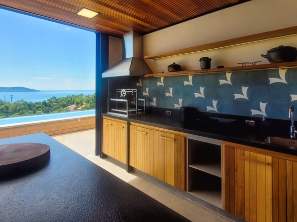 Casa para Venda e Temporada em Ubatuba no condomínio Praia do Pulso com 05 suítes e 580 m²