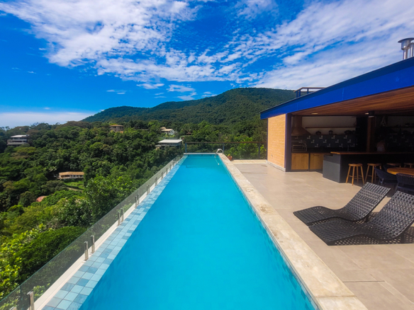 Casa para Venda e Temporada em Ubatuba no condomínio Praia do Pulso com 05 suítes e 580 m²