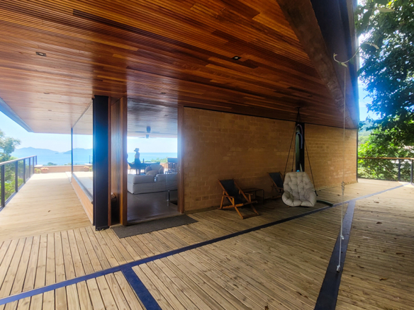 Casa para Venda e Temporada em Ubatuba no condomínio Praia do Pulso com 05 suítes e 580 m²