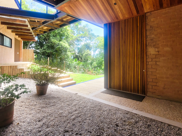 Casa para Venda e Temporada em Ubatuba no condomínio Praia do Pulso com 05 suítes e 580 m²